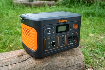 夏のキャンプと車中泊で活躍!ジャクリのポータブル電源がAmazonで選ばれるワケ