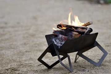 折りたたまないで抜群の収納!?L字型の画期的な焚き火台「flames ファイヤースタンド」が登場