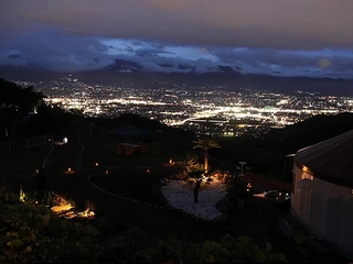 山梨県にあるスリー ストーンを解説!甲府の夜景が楽しめる!