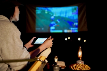 キャンプ場だからこその大迫力!アウトドア派ゲーマーが絶賛した新しいキャンプの楽しみ方