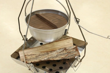 ユニフレーム話題の新作「焚き火鍋」「ジュラペグ」の正体とは？2021年も機能的アイテムが充実