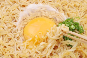 キャンプで挑戦!チキンラーメンのカルボナーラアレンジレシピ
