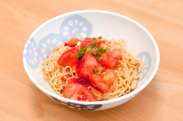 キャンプで挑戦!チキンラーメンのトマトレシピ5選