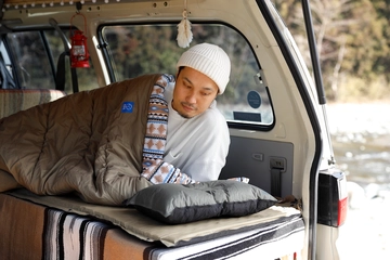 今年は車中泊キャンプに挑戦！ 冬でも快適に過ごすための睡眠グッズとは？