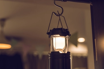 【おしゃれ派vs実力派】あなたはどちらが必要!キャンプのLEDランタン対決