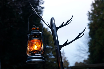 自然に溶け込む金属ランタンポール「ツノスタンド」。夜のキャンプサイトを包む光の演出に欠かせない！