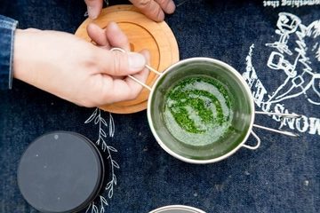 世界初の「シェラカップ型茶こし」!キャンプ好きの製茶会社社長が開発