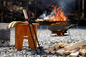 焚き火好きキャンパーに会心の一撃！新作火ばさみ「オリハルコン」
