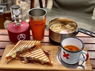 セブンイレブン食材で時短キャンプ料理。今週末に試したい「金のホットサンド」！？【コンビニキャンプめしvol.1】