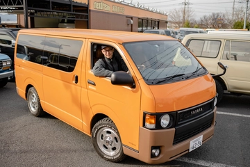 ハイエースも今やキャンプ車!家族の理解が得られやすいライトなアウトドア仕様とは?