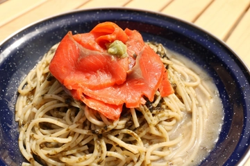 キャンプの万能食材「スモークサーモン」が活躍!15分以内でできる簡単レシピ【ひなたごはん】