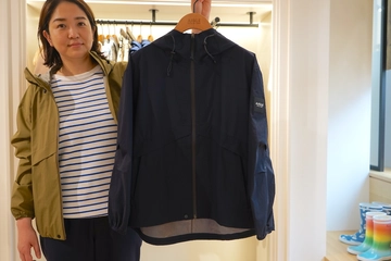 【エーグルのヤバいギア】女性が着るためのマウンテンパーカーとは？野暮ったくならないディテールがカギ