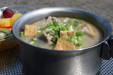万能調味料でキャンプ飯のマンネリを解消! 定番の豚汁から意外な料理まで【ひなたごはん】