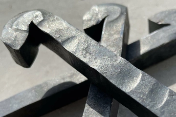 鍛冶師が手作りした鉄製ペグ「WAPEG(ワペグ)」。日本伝統の「和釘」をモチーフにした1000年使えるペグ!?