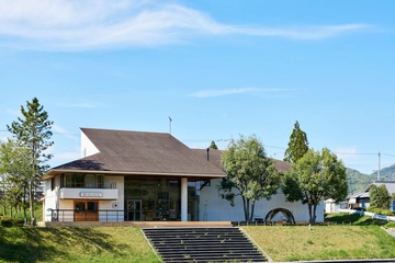 人気ショップUNBYが兵庫・三田の湖畔に新店舗!関西アウトドアの新拠点はアッソブ別注の限定ギアに注目
