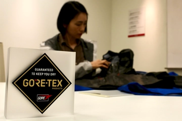 レインウェアにはなぜゴアテックスなのか！メーカー突撃取材で明らかに！