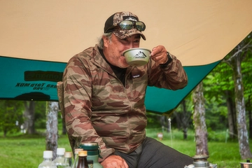 シェラカップで無骨に焼酎をゴクリ。レジェンド・田中ケンが語る、キャンプとお酒の切っても切れない関係