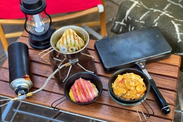 セブンイレブンおにぎりとホットサンドメーカーで作る！キャンプの朝にぴったりの簡単アレンジ【コンビニキャンプめしvol.6】