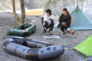 避暑キャンプの注目スタイル!アウトドア女子2人、パックラフトで近場の絶景を楽しむ川旅へ【夏キャンプ+α】