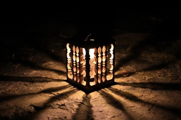 人気LEDライト・ゴールゼロ用の木製シェード「ゼロナイツ」。キャンプ場で感じるぬくもりの極致