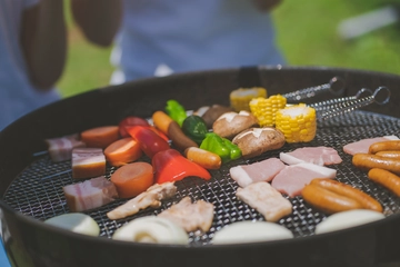 お肉をカリッとジューシーに!キャンプ料理に大活躍のミートプレスとは?