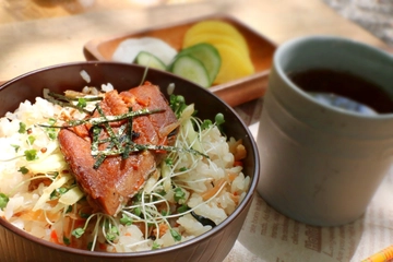 焼かず、煮込まず、まぜるだけのキャンプ飯。老舗鮮魚店・魚耕の「まぜご飯の素」で優勝!