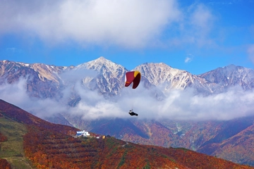 秋キャンプで空中散歩！？北アルプスの色づく紅葉なら「白馬」のキャンプ場しかない！