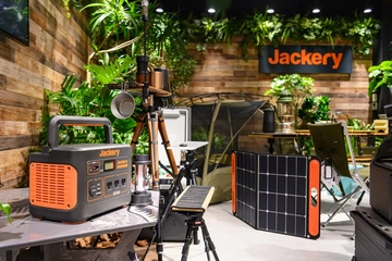 渋谷のど真ん中にJackeryの「探検基地」が登場。ガレージブランド集団「M16」が演出するハイテク×ガレージの融合サイト