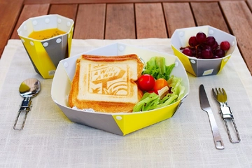 平面のシートがお皿に!?画期的なアウトドア食器「サラペッタン」はファミリーキャンプの救世主