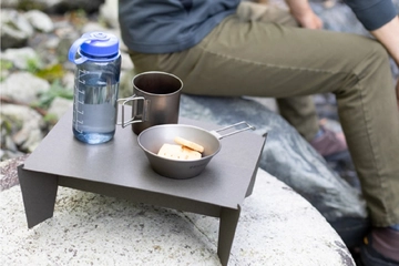 超軽量で丈夫!「NAGU(ナグ)」の組立式紙製ミニテーブルで荷物のコンパクト化が捗る!
