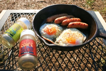 【レビュー】チャオパニック ティピーの「世界一目玉焼きに合うスパイス」でキャンプの朝食マンネリ化を打破!