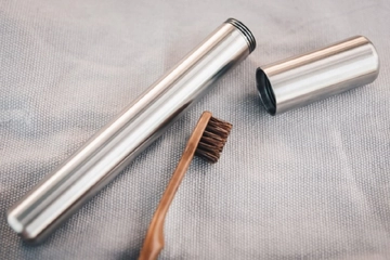 歯磨き粉ナシでもツルツル!「アウトドア用歯ブラシセット」でキャンプの荷物を減らす!