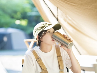 キャンプでお酒を楽しもう!人気ブランドの便利グッズを紹介!