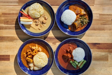 ホールアース新作はまさかの「カレー缶」!漬物に合う本格スパイスカレーを、編集部がキャンプで実食レビュー
