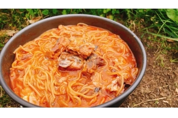 サバの旨味が染みる!!サッと作れて美味しいサバ缶キャンプ飯