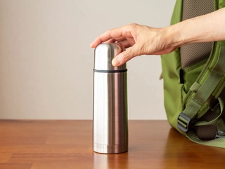 ワークマンで人気の水筒を紹介!キャンプに使えるコスパ抜群のワンタッチ〜魔法瓶タイプの水筒!