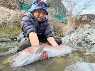 子どもがハマった渓流釣り。釣りもキャンプも初回が肝！【サイトウ家の身近アウトドア】