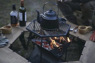 CAMP TOOLSとTHE IRON FIELD GEARが最強コラボ!ガシッと使える「ハニカムファイヤーテーブル」