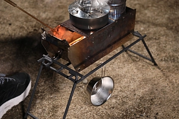 「High Camp Go!!」の大人気ロケットストーブに、マルチに使える専用アイアンスタンドが登場!