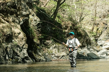 ルアーにフライ、テンカラ？？キャンプ場そばの渓流釣りを性格・スタイル別に解説【Jeep×hinata vol.4】