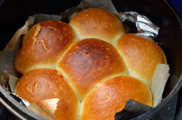 ダッチオーブンで作るパンのレシピを紹介!簡単に作れる発酵なしのパンも!