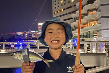 みなとみらいの夜景を見ながら親子でアジ釣り!「のべ竿アジング」のススメ【サイトウ家の身近アウトドア】