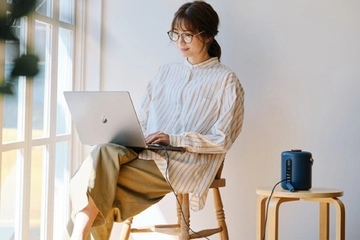 エレコムから「ゴツくない」ポータブル電源が登場。びよんと伸ばせばランタンにもなる、才色兼備のニクいやつ!