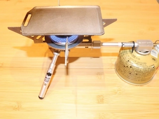 【セリア】手のひらサイズのミニ鉄板を実際に使ってみた!コンパクトで気軽にBBQを楽しめてソロキャンプにピッタリ
