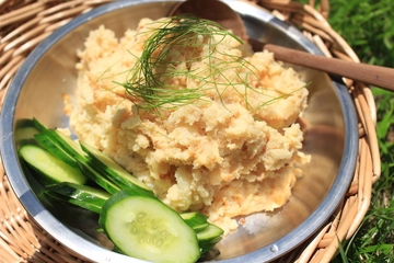 これ1つで味が決まる!福島のご当地食材「エゴマ豚みそ」でポテサラ&シチューがキャンプで簡単!