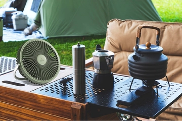 涼しくて虫よけもできる、アウトドア用ポータブル扇風機「KRUCA」。夏キャンプがさらに快適!