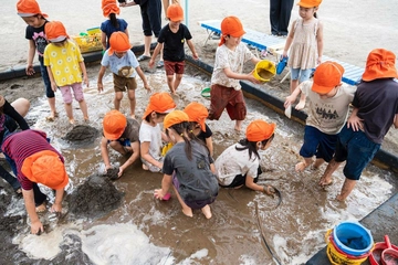 キャンプで何をするか迷ったらこれ!子どもも大人も手放しで楽しめる究極の野アクティビティ、“泥んこ遊び”