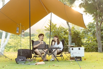 誰かと行くから楽しい。"ちょっと"ぜいたくな夫婦キャンプを茨城県で。