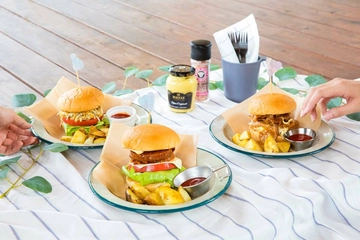 お好きな具材をたっぷりはさんでガブリ!おそとでランチしたくなる、3種のグルメバーガーレシピ