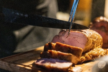 冬の廃校でいただく塊肉!二色の肉が食べられるグランピング施設とは?